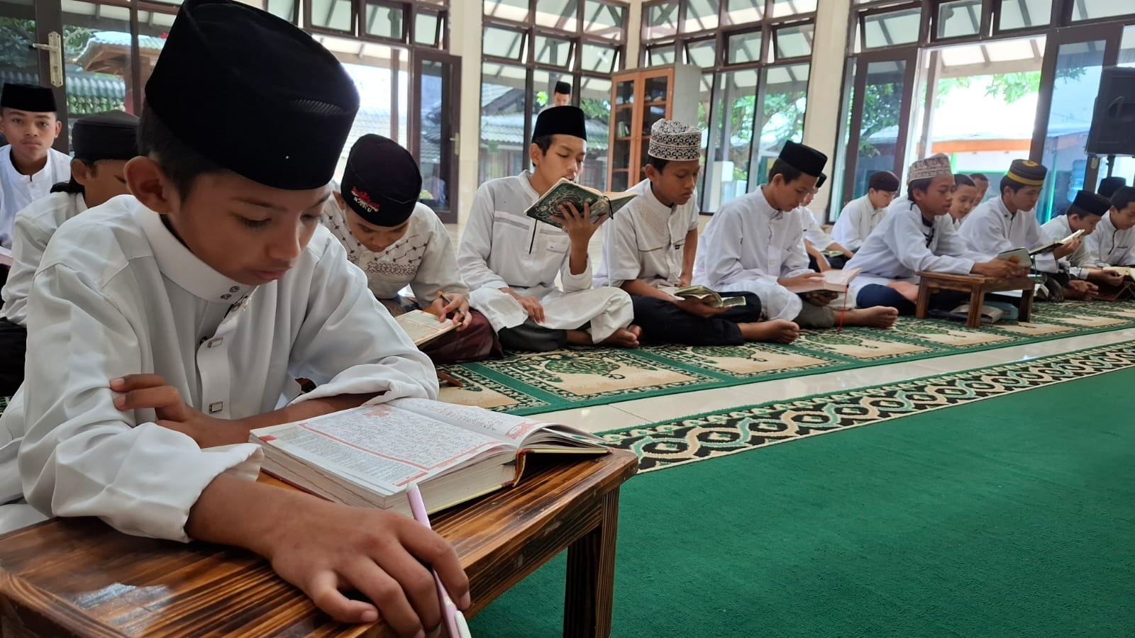 FOKUS: Santri sedang murojaah di musala Ponpes Tahfidzul Qur&rsquo;an Darul Hijjah Hidayatullah Socah, Bangkalan, Sabtu (8/3). (IMAMUDIN/JPRM)