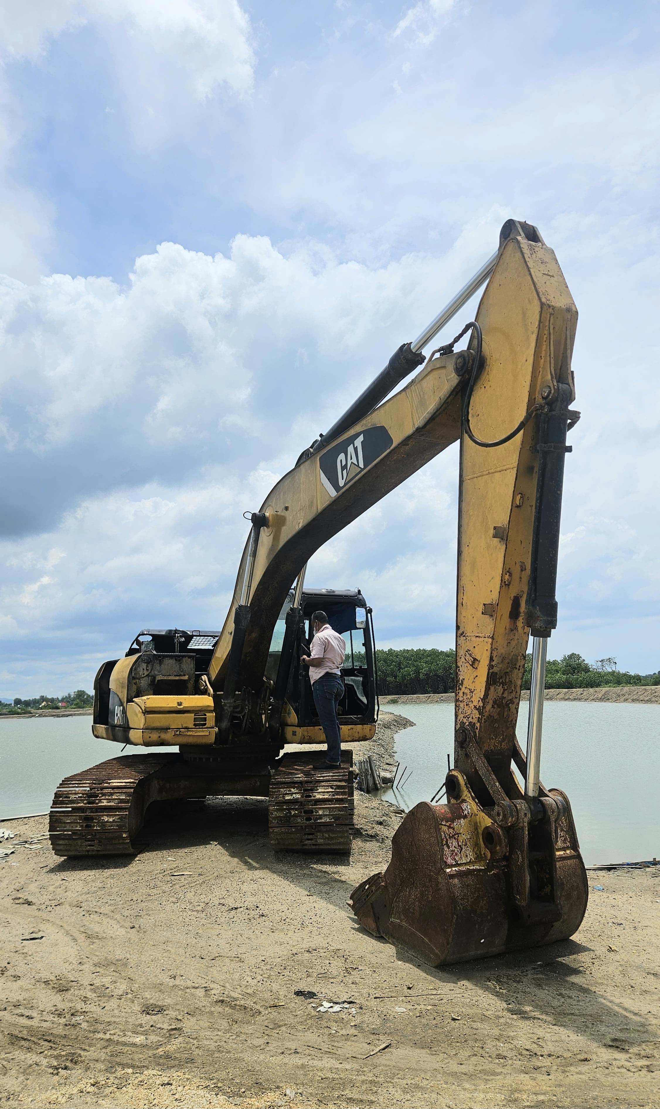 PANTAU: Tim pengacara PT Budiono Madura Bangun Persada berada di sekitar lokasi tambak garam di Desa Majungan, Kecamatan Pademawu, Pamekasan, Rabu (12/3). (WAHYUDI UNTUK JPRM)