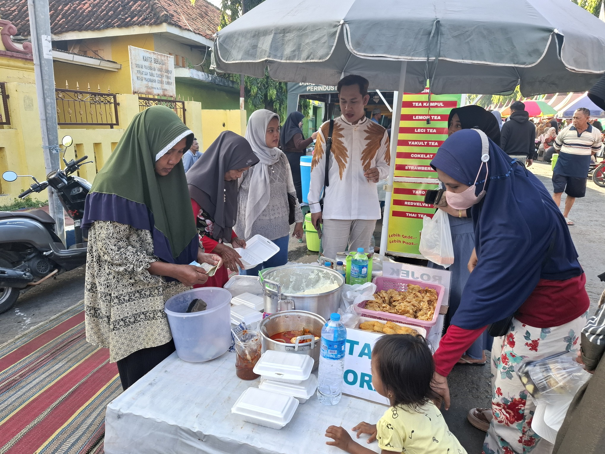 RAMAH: Supiyani sedang melayani pembeli di area festival bazar takjil Ramadan yang terletak di Jalan dr Soetomo, Kelurahan Pajagalan, Kecamatan Kota Sumenep, kemarin. (MOH. LATIF/JPRM)