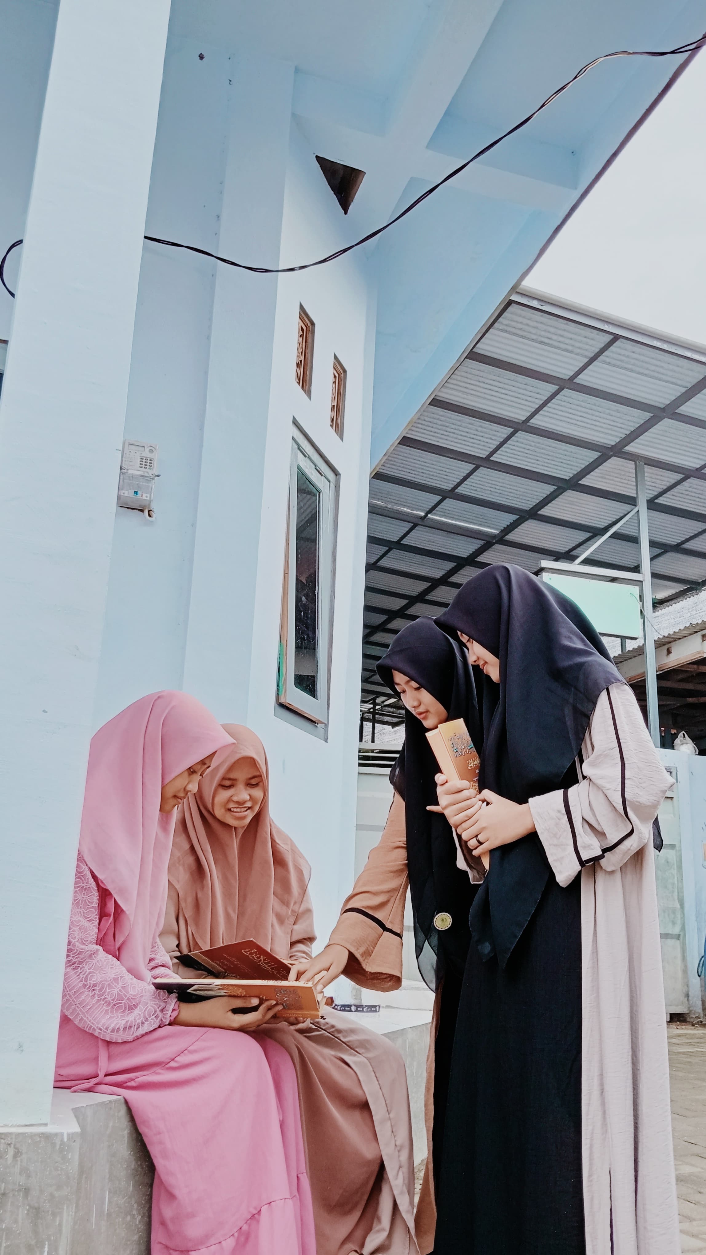 PERTAJAM KEILMUAN: Sejumlah santri putri Ponpes Sumber Mas mengaji kitab kuning.