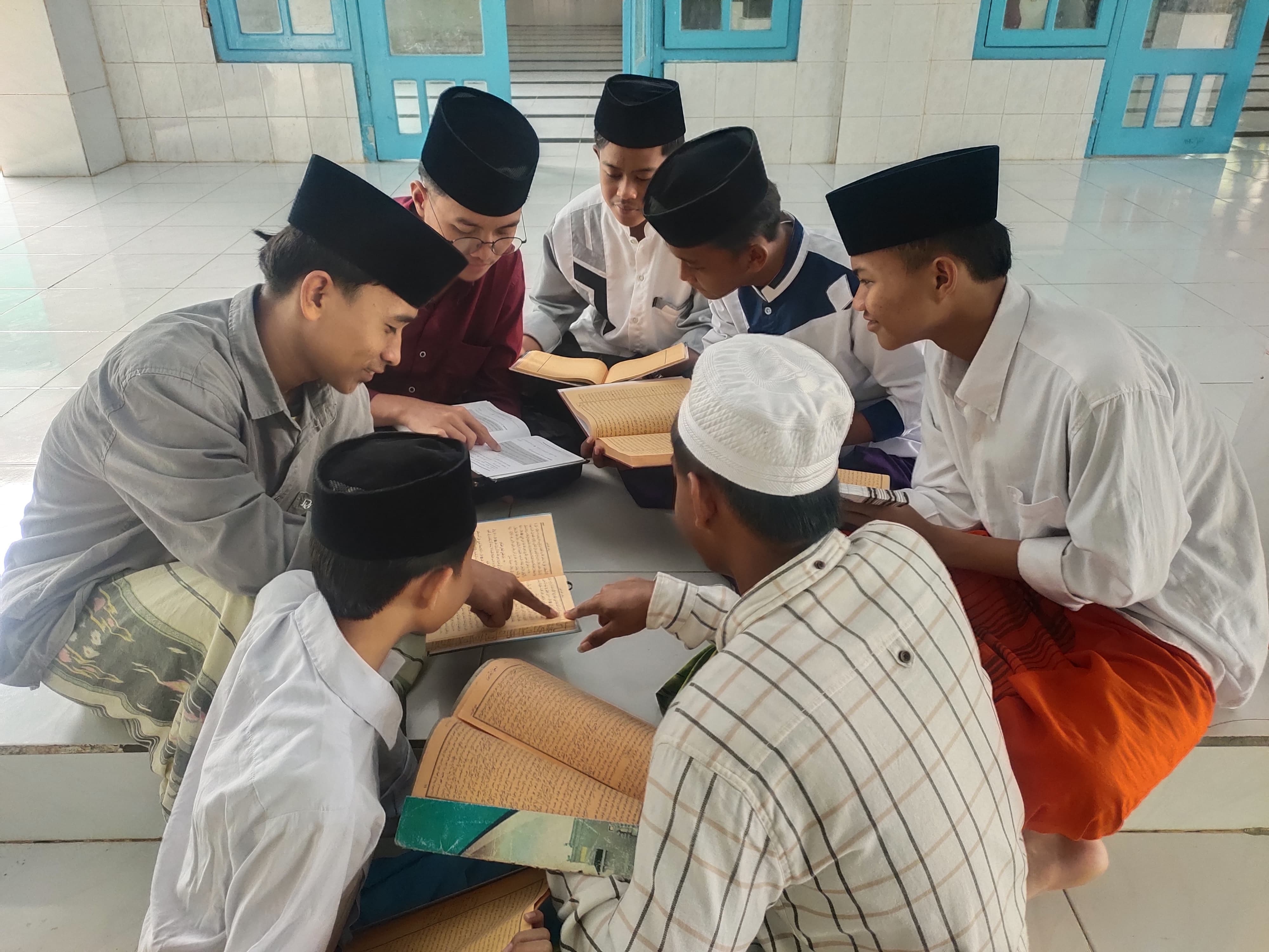 SEMANGAT: Santri putra belajar kitab kuning di Ponpes Sumber Mas, Desa Rombiya Barat, Kecamatan Ganding, Sumenep.