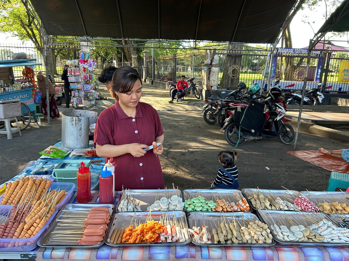 FROZEN FOOD: Eka Yanti menjajakan aneka sosis di stannya di area Bazar Takjil Ramadan Bangkalan, Kamis (13/3). (VIVIN AGUSTIN HARTONO/JPRM)