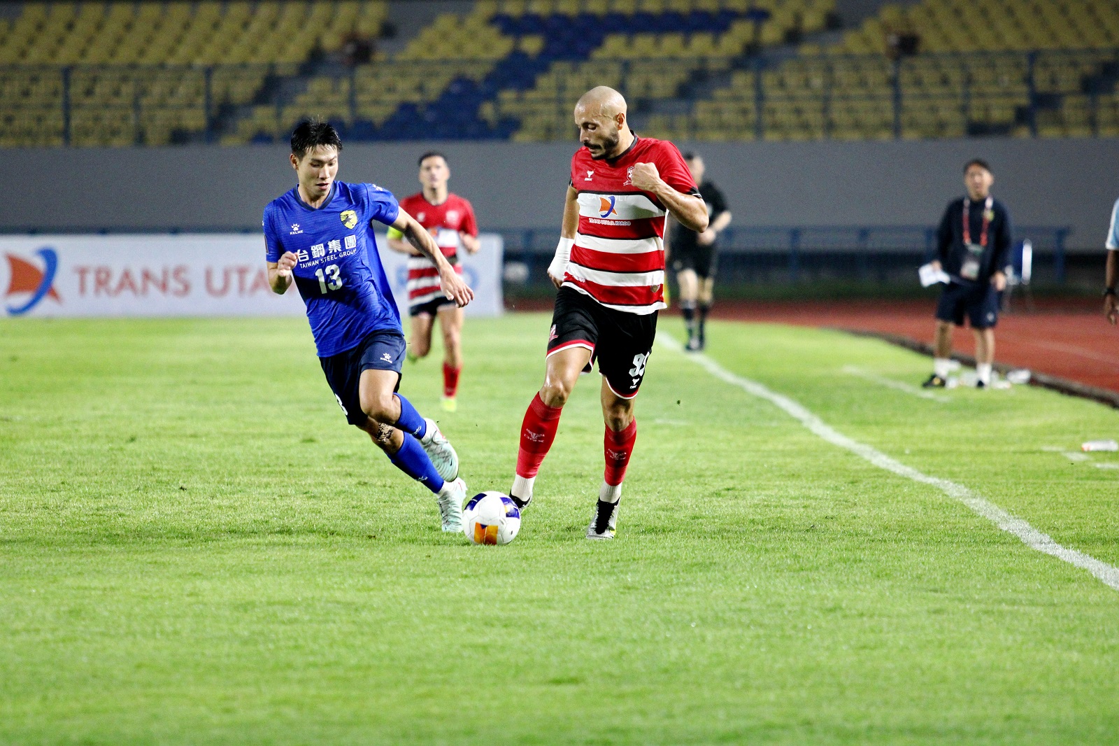 TAJAM: Striker MU Youssef Ezzejjari membangun serangan dari sisi kanan pertahanan Tainan City FC di Stadion Gelora Joko Samudro Gresik, Kamis (14/3) malam. (VIVIN AGUSTIN HARTONO/JPRM)
