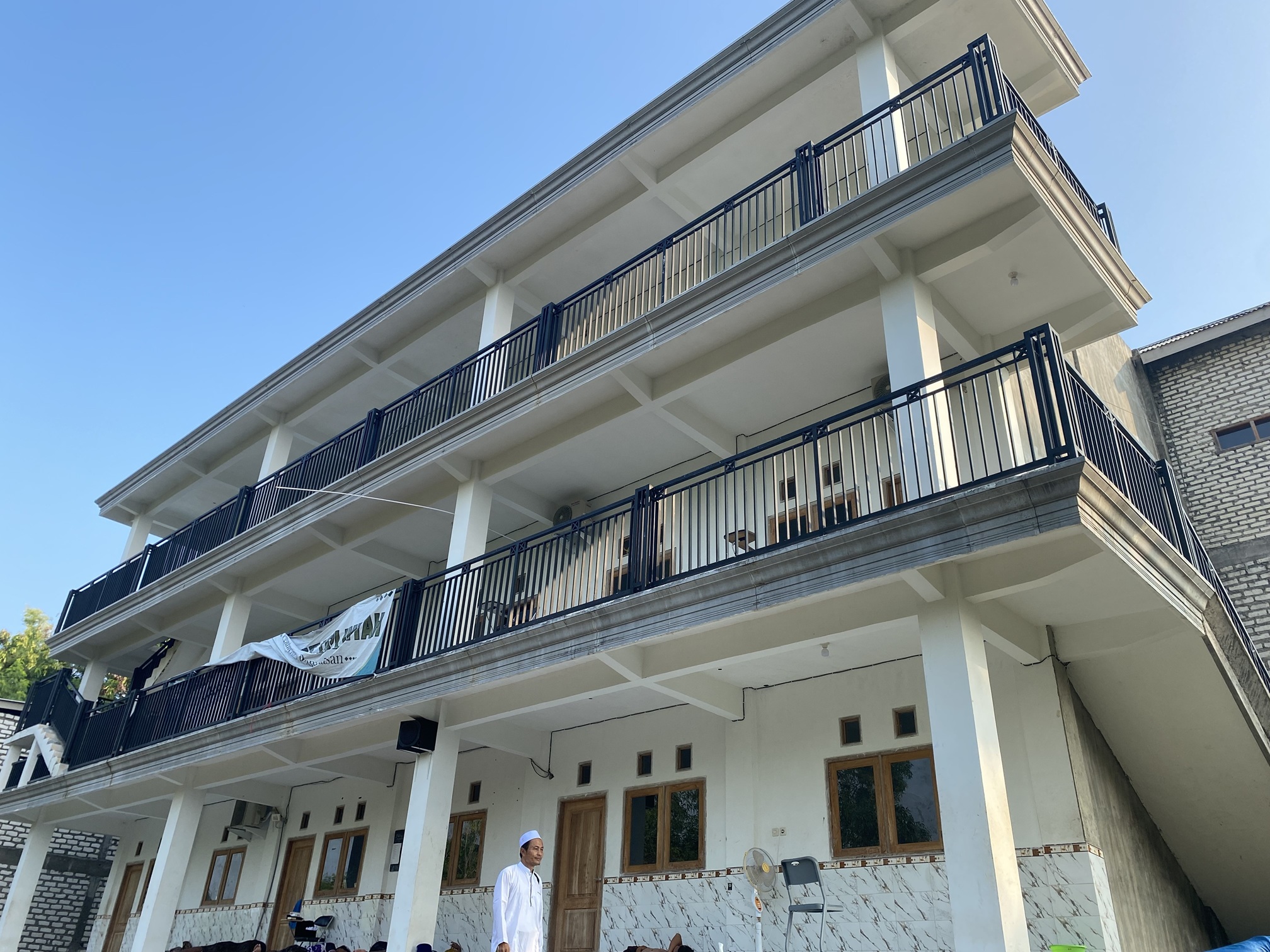 BERPENDIDIKAN: Santri berada di gedung MA Ponpes Nahdhatut Ta&rsquo;limiyah Karang Anyar, Desa Plakpak, Kecamatan Pegantenan, Kamis (6/3). (AYU LATIFAH/JPRM)