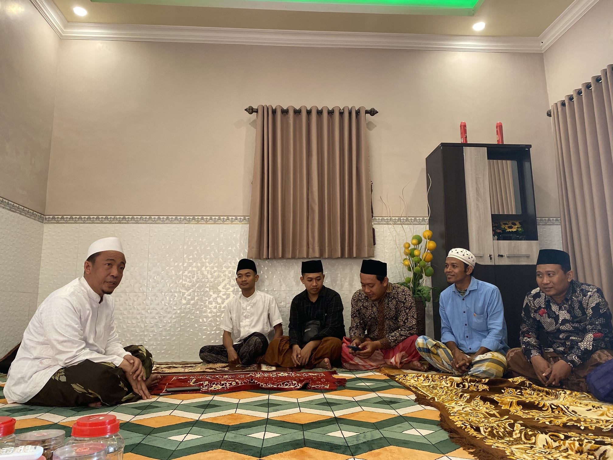 AKRAB: KH Musleh Adnan menemui JPRM dan tamu di kediamannya, Ponpes  Nahdhatut Ta&rsquo;limiyah Karang Anyar, Desa Plakpak, Kecamatan Pegantenan, Kamis (6/3). (AYU LATIFAH/JPRM)