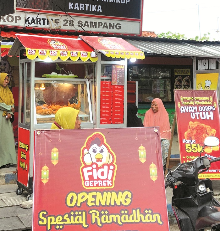 ANTRE: Ibu anak yatim menunggu di depan outlet Fidi Geprek Cabang Alun-Alun Trunojoyo, Sampang, Jumat (14/3). (FIDI GEPREK UNTUK JPRM)