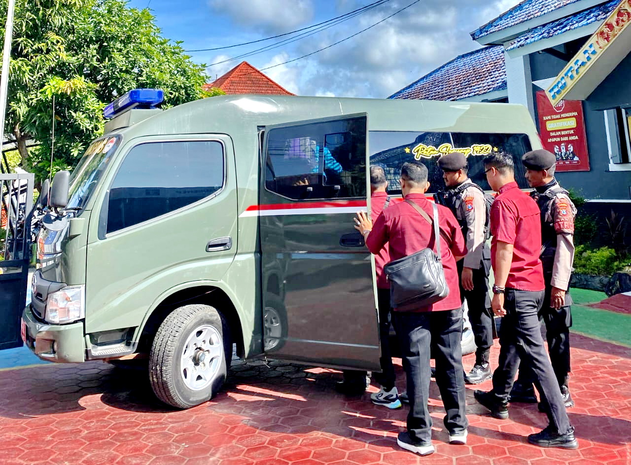 DIKAWAL KETAT: Sejumlah petugas Rutan Kelas II-B Sumenep memasukkan para narapidana ke mobil tahanan untuk dikirim ke Lapas Arjasa, Kangean, Senin (10/3). (RUTAN KERLAS II-B SUMENEP)