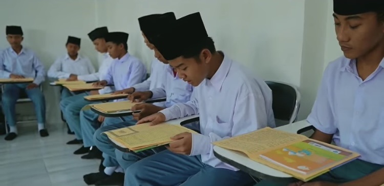 TEKUN: Santri Ponpes Nahdhatut Ta&rsquo;limiyah Karang Anyar sedang membaca kitab kuning, Kamis (6/3). (PONPES NAHDHATUT TA