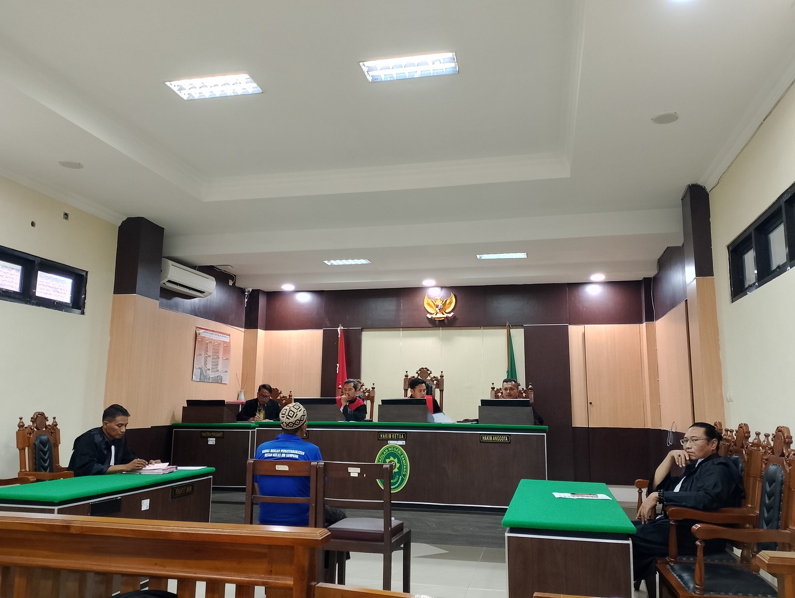TAK KEBERATAN: Terdakwa Farhan mengikuti sidang perdana kasus tindak pidana perdagangan orang di PN Sampang, Kamis (13/3). (UBAIDILLAHIR RAIE/JPRM)