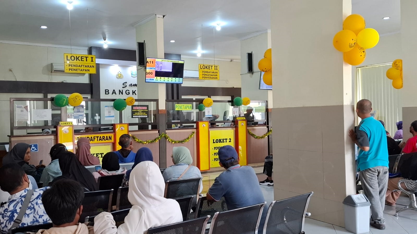 TERTIB: Warga menunggu giliran pengurusan surat-surat kendaraan bermotor di KB Samsat Bangkalan, Jumat (14/3). (IMAMUDIN/JPRM)