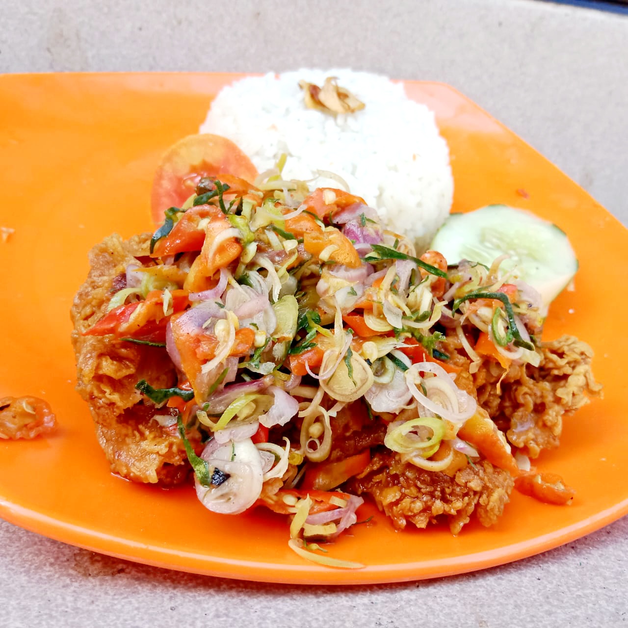 Ayam geprek sambal matah, salah satu menu Fidi Geprek Cabang Alun-Alun Trunojoyo, Sampang.