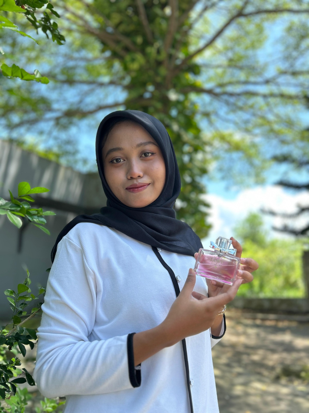 COCOK BUAT SEHARI-HARI: Hadia Alima Syahira memperlihatkan parfum jenis eau de toilette (EDT), Sabtu (15/2). (VIVIN AGUSTIN HARTONO/JPRM)