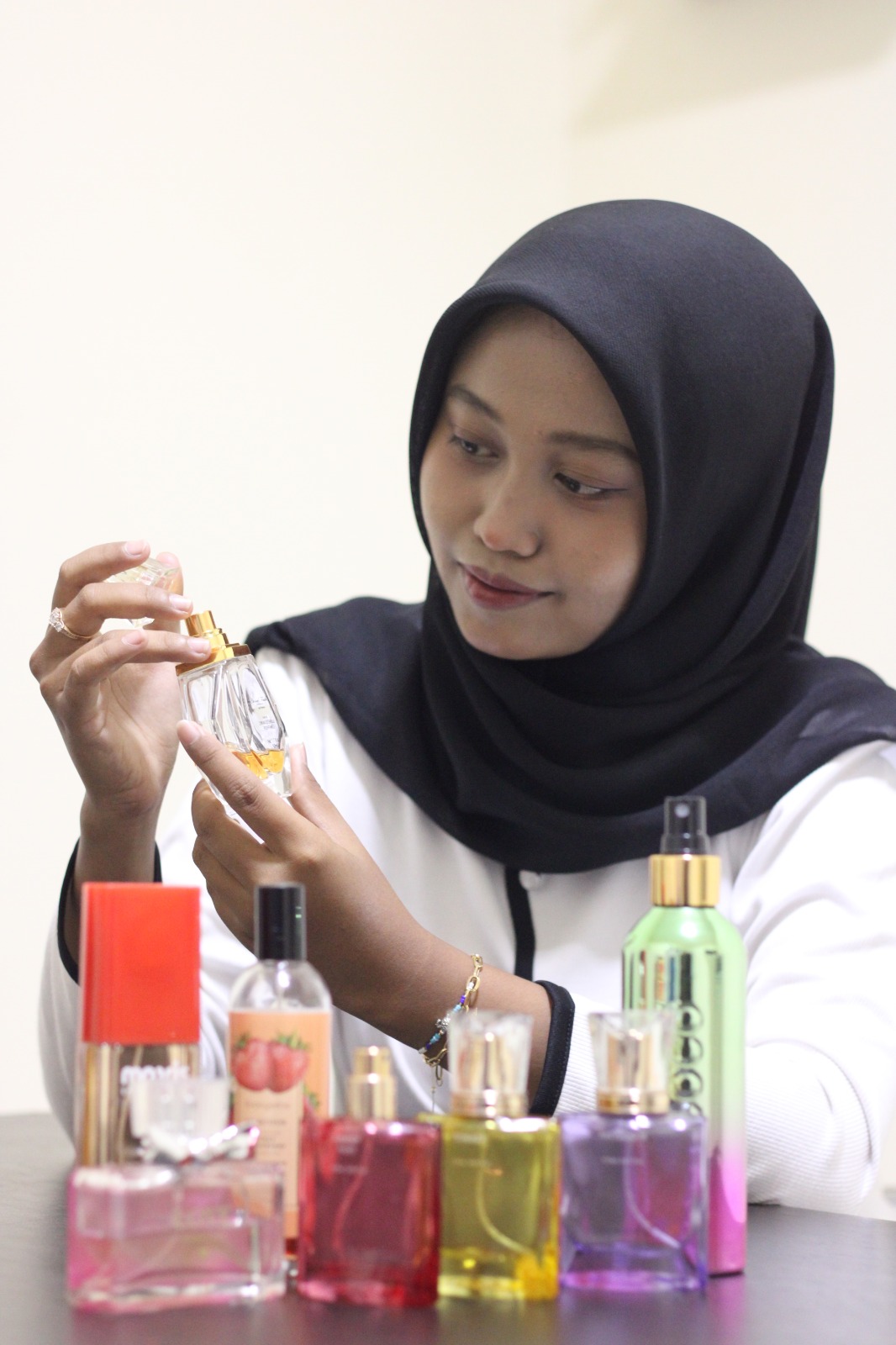 BERBAGAI JENIS: Alma memperlihatkan berbagai jenis koleksi parfumnya. (VIVIN AGUSTIN HARTONO/JPRM)