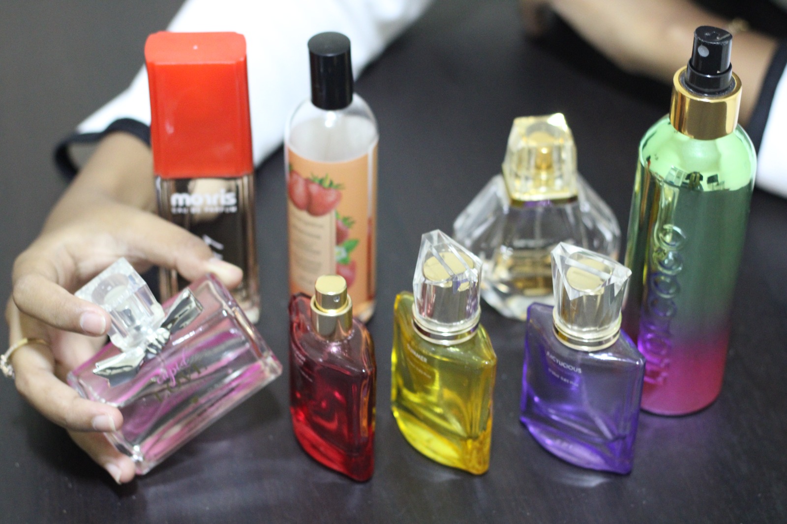 COCOK: Berbagai jenis koleksi parfum Hadia Alima Syahira. (VIVIN AGUSTIN HARTONO/JPRM)