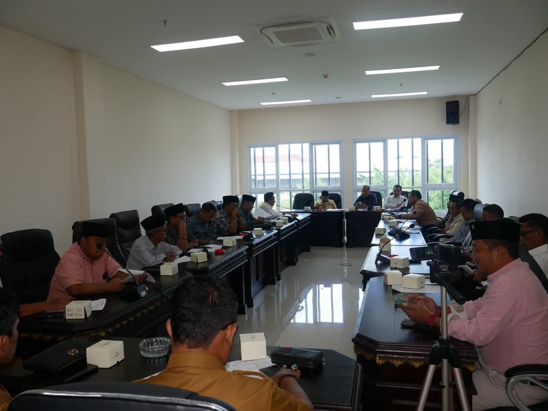 FOKUS: Anggota Bamus DPRD Sumenep ketika melaksanakan rapat di kantor dewan, Selasa (11/3). (DPRD UNTUK JPRM)