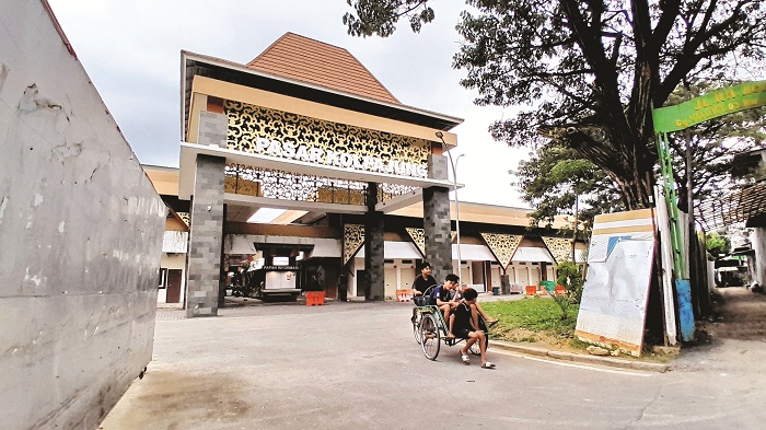 LENGANG: Para pemuda menaiki becak keluar dari Pasar Kolpajung, Pamekasan, Minggu (16/3). (MOH. IQBAL AFGANI/JPRM)