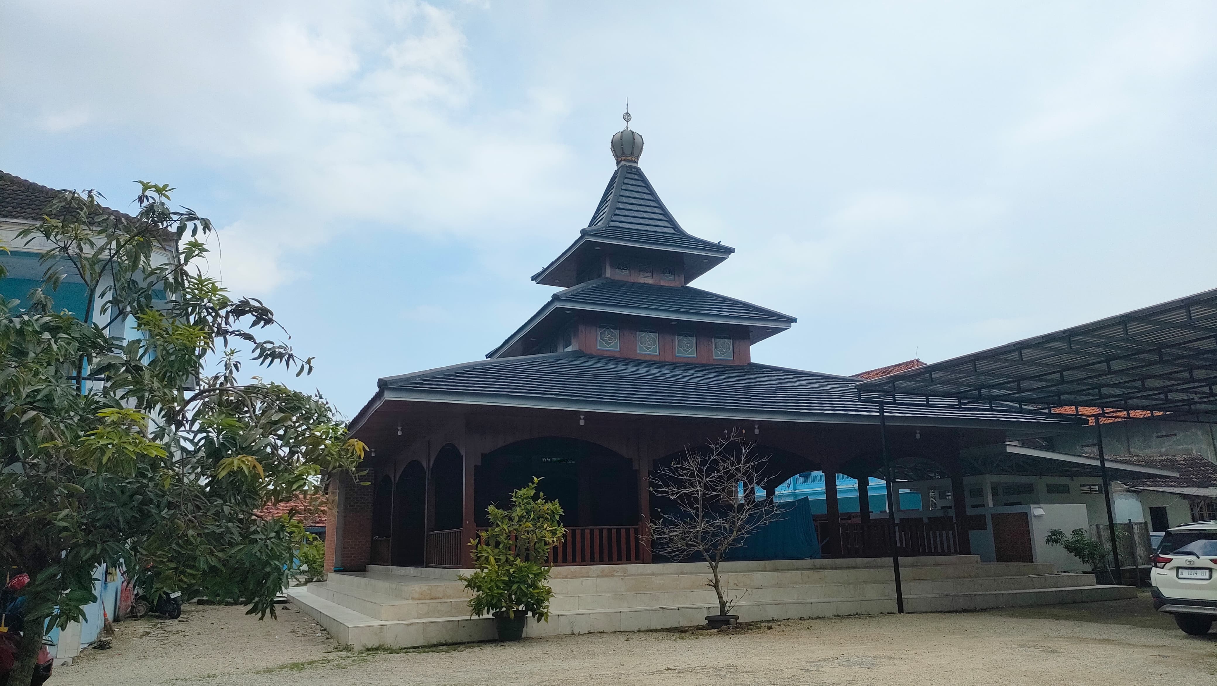 ASRI: Masjid Pondok Pesantren Ibnu Cholil Bangkalan.
