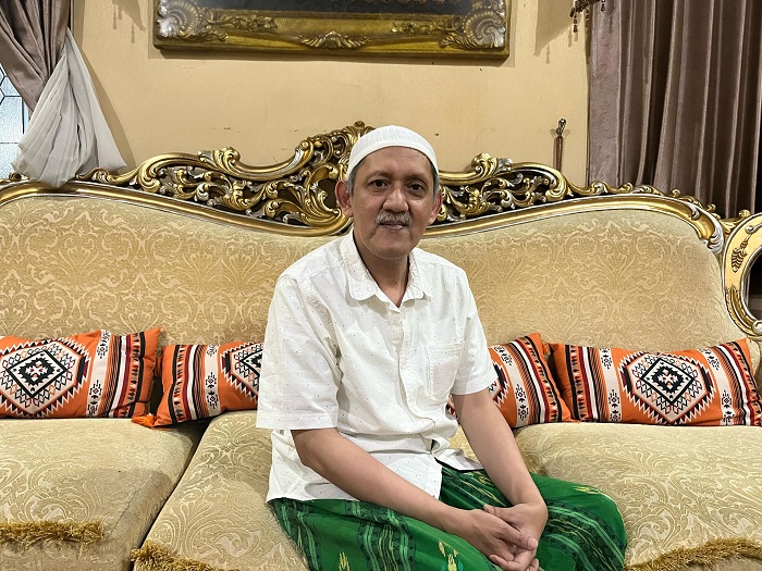 SEDERHANA: Pengasuh Ponpes Ibnu Cholil Bangkalan KH Imam Bukhori saat ditemui di kediamannya, Rabu (5/3).