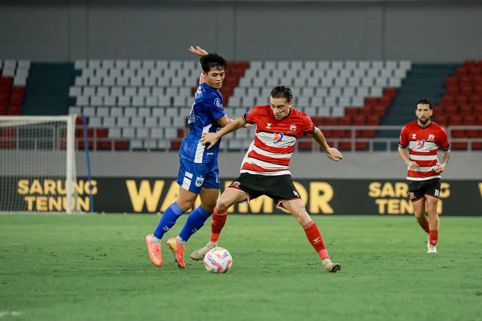 TENSI TINGGI: Pemain MU Jordy Wehrmann berduel dengan pemain PSIS Semarang Alfeandra Dewangga saat bertanding di Stadion Jatidiri, Semarang, Minggu (16/3). (MADURA UNITED UNTUK JPRM)