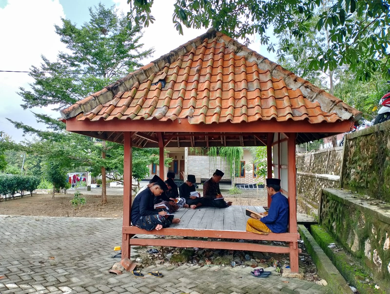 MUSYAWARAH: Santri putra sedang belajar bersama di gubuk Ponpes Nurul Jadid, Kamis (6/3). (UBAIDILLAHIR RA&rsquo;IE/JPRM)