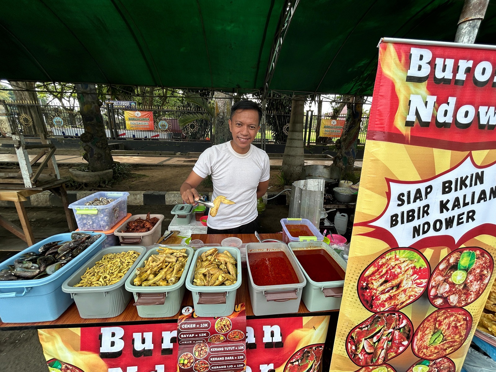 BURONAN NDOWER: Salah satu peserta Bazar Takjil Ramadan Bangkalan saat menjajakan jualannya Senin (17/3). (VIVIN AGUSTIN HARTONO/JPRM)