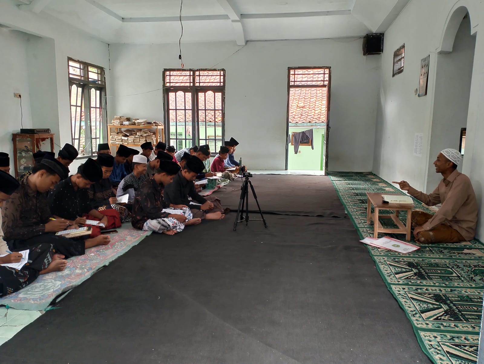 ANTUSIAS: Santri Putra Ponpes Nurul Jadid belajar kitab Sullam Taufiq sambil live streaming di musala pesantren, Kamis (6/3). (UBAIDILLAHIR RA&rsquo;IE/JPRM)