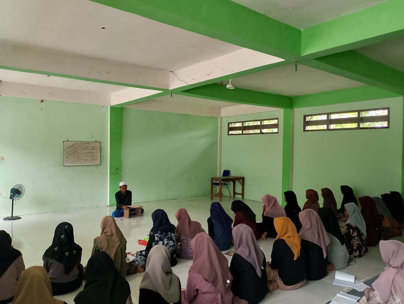 KHUSYUK: Santri putri Ponpes Nurul Jadid belajar kitab Adabul Mar&rsquo;ah di aula pesantren, Kamis (6/3). (UBAIDILLAHIR RA&rsquo;IE/JPRM)