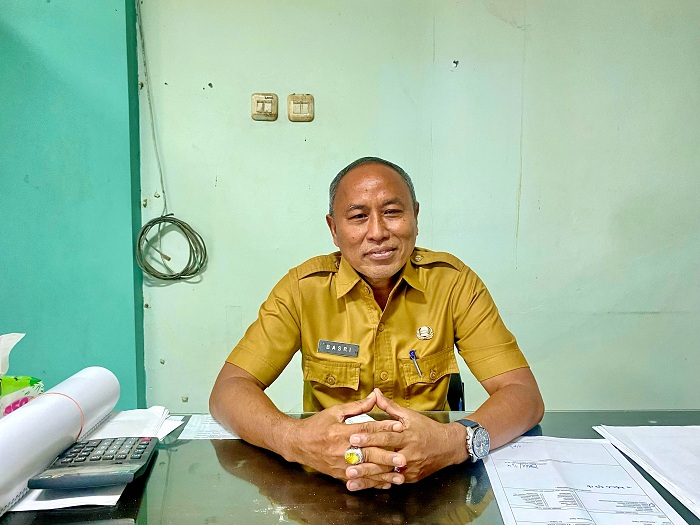 BERI PENJELASAN: Kepala Disperindag Pamekasan Akhmad Basri Yulianto saat ditemui di kantor Disperindag Pamekasan, kemarin. (MOH. IQBAL AFGANI/JPRM)