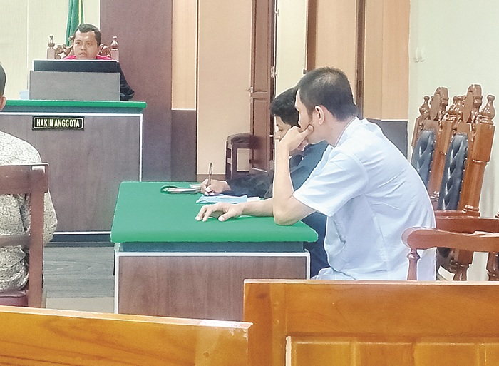 DITUNTUT: Terdakwa Dota Satria saat mengikuti sidang pemeriksaan saksi di PN Sampang, Kamis (6/3). (UBAIDILLAHIR RAIE/JPRM)
