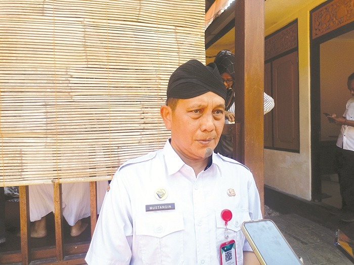 MENJELASKAN: Kepala Dinsos P3A Sumenep Mustangin ketika diwawancarai oleh awak media di Pendopo Agung. (MOH. LATIF/JPRM)