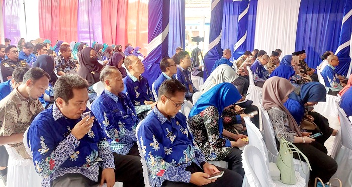 ABDI NEGARA: Pegawai negeri sipil tengah mengikuti kegiatan di Kecamatan Kedungdung, Sampang, Kamis (6/2). (JUNAIDI PONDIYANTO/JPRM)