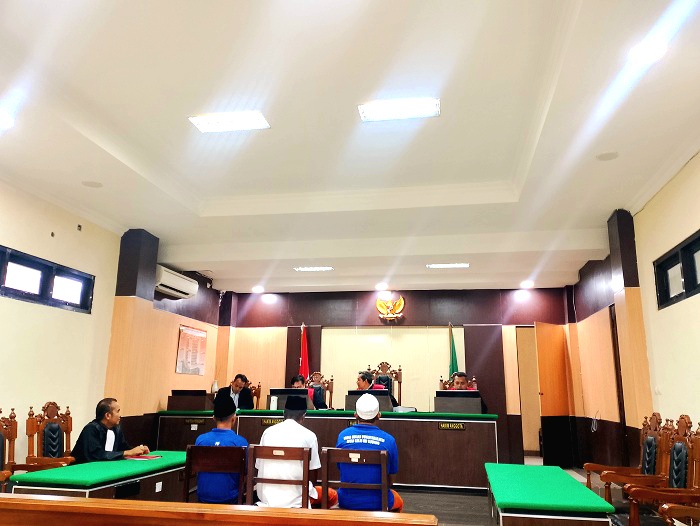 DITUNDA: Tiga terdakwa pembunuh Jimmy Sugito Putra mengikuti sidang pemeriksaan saksi di PN Sampang Senin (17/3). (UBAIDILLAHIR RAIE/JPRM)