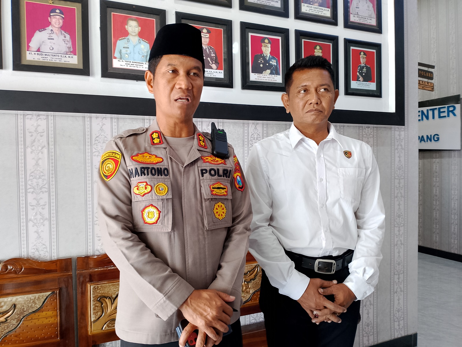 BURU PELAKU PEMBUANG BAYI: Kapolres AKBP Hartono (kanan) didampingi Kasatreskrim AKP Safril Selfianto saat dorstrop di Mapolres Sampang Selasa (18/3). (UBAIDILLAHIR RAIE/JPRM)