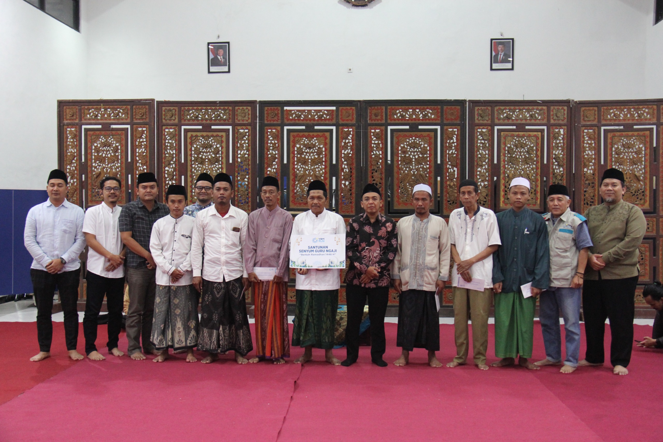 Fahmi Fahreai, Manager PLN UP3 Madura beserta jajarannya foto bersama para guru ngaji usai penyerahan santunan.