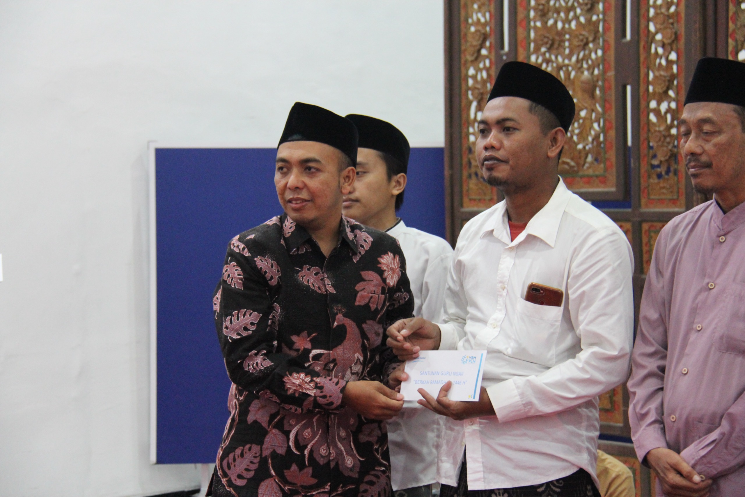Fahmi Fahresi membagikan santukan kepada Para Guru Ngaji