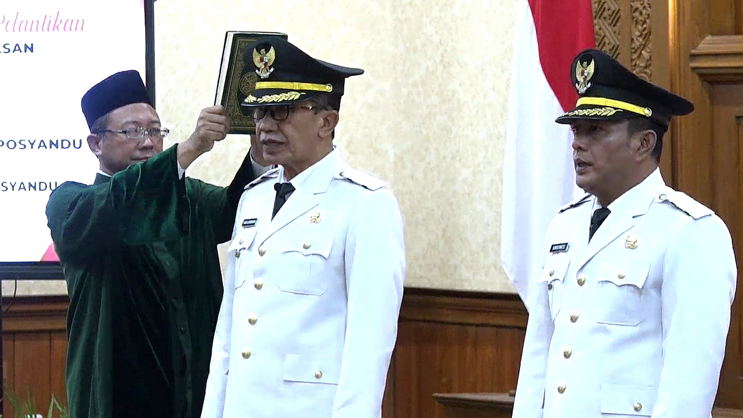 KHIDMAT: Bupati dan Wabup Pamekasan terpilih, KH Kholilurrahman dan Sukriyanto resmi dilantik Gubernur Jatim Khofifah Indar Parawansa, di Gedung Negara Grahadi Surabaya, Rabu malam (19/3).