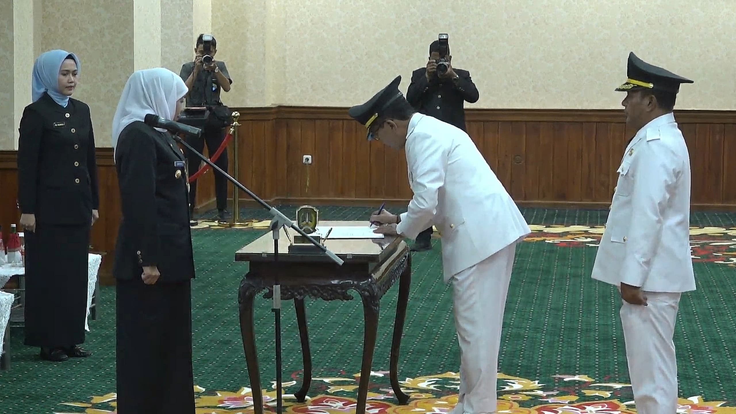 SAH: Bupati terpilih Kiai Kholil tandatangani berita acara pengambilan sumpah jabatan dan pakta integritas di hadapan Gubernur Jatim Khofifah, di Gedung Negara Grahadi Surabaya, Rabu malam (19/3).