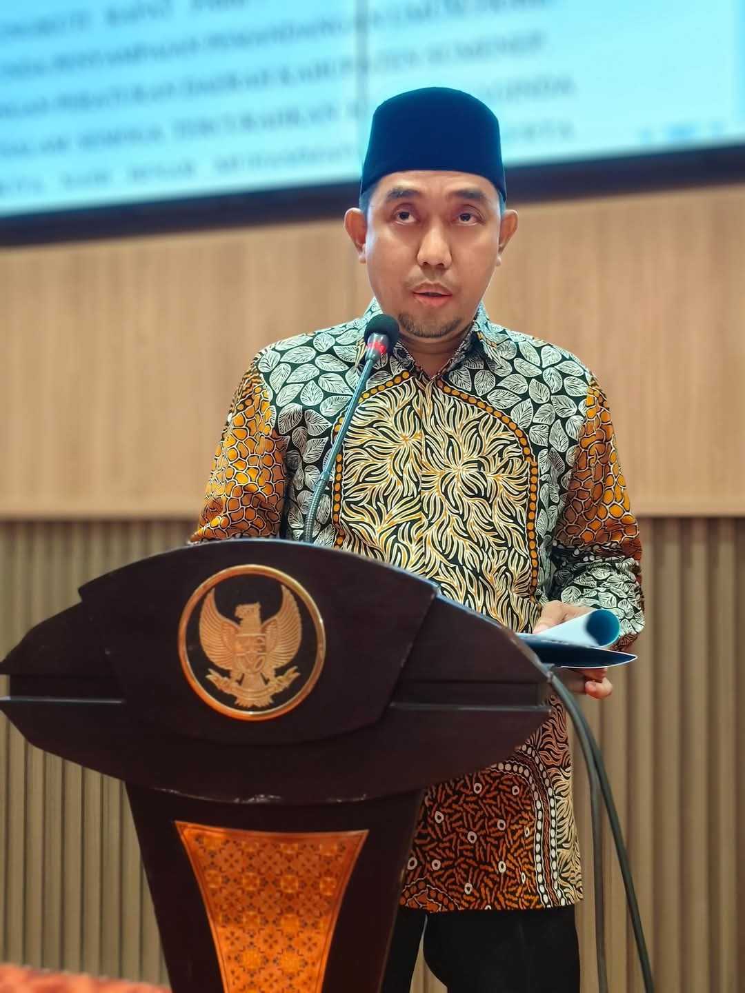 TEGAS: Juru Bicara Fraksi PAN Hairul Anwar membacakan pemandangan umum terhadap nota penjelasan bupati atas dua raperda di gedung DPRD Sumenep, Senin (17/3). (DPRD UNTUK JPRM)