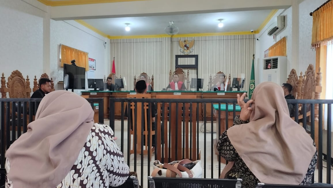 BERLANGSUNG LANCAR: Proses sidang pembacaan tuntutan terhadap Arfan Rofiqi, terdakwa kasus KDRT, di PN Sumenep, Selasa (18/3). (HANAFI UNTUK JPRM)