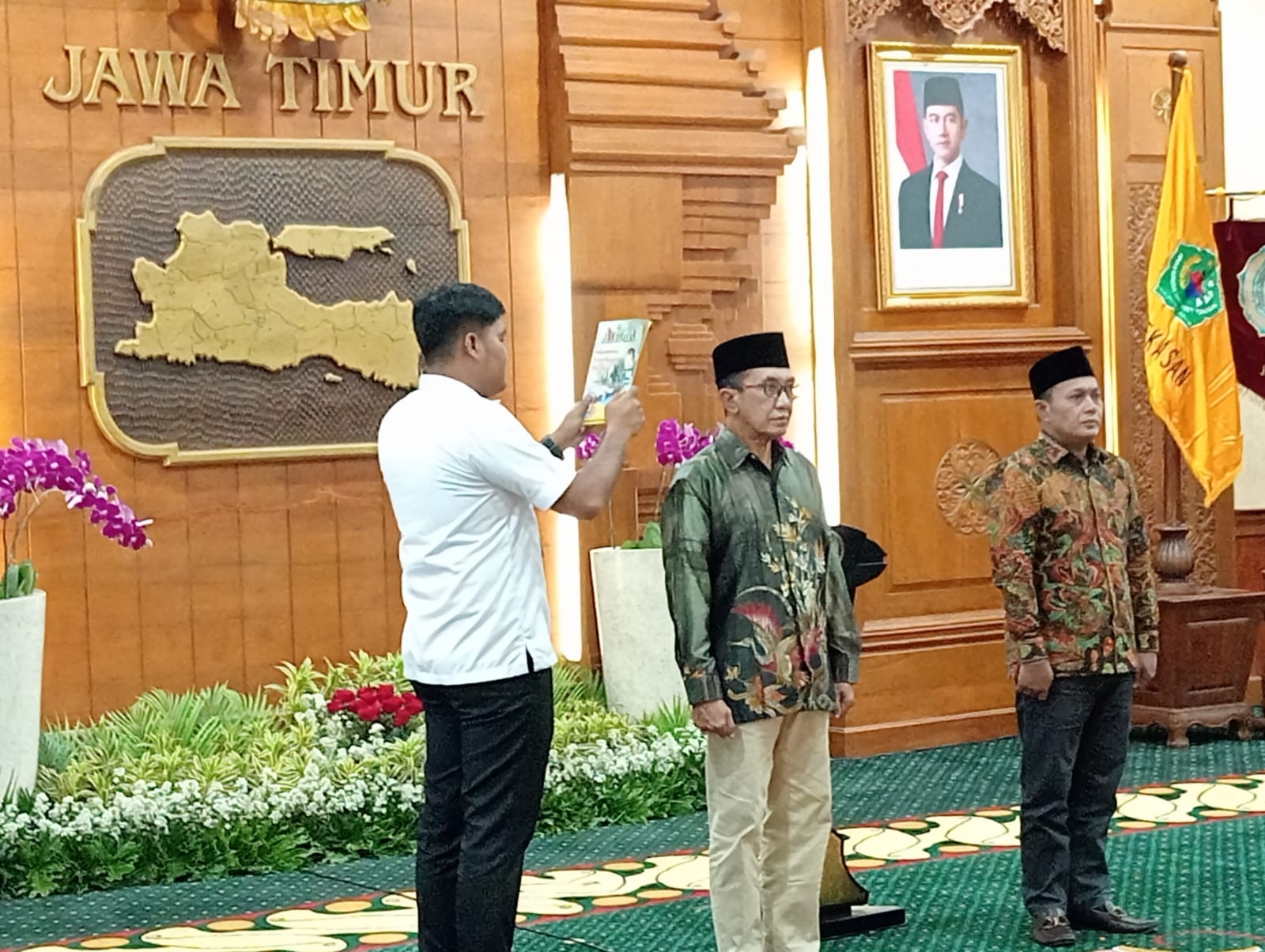 KHIDMAT: Bupati dan wakil bupati Pamekasan terpilih Kholil-Sukri mengikuti geladi bersih di Gedung Negara Grahadi Surabaya, Rabu (19/3). (KHARISMA UNTUK JPRM)
