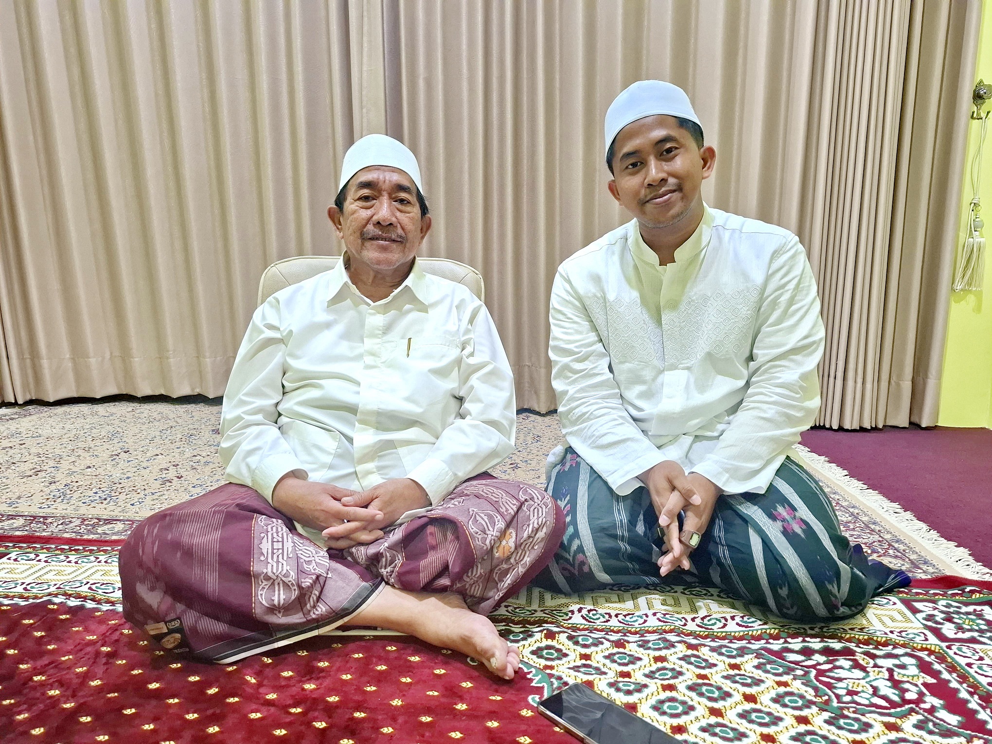 MENDIDIK: KH Imam Hasyim (kiri) didampingi putranya, Syukron Jazila, berada di Ponpes At-Taufiqiyah, Desa Aengbaja Raja, Kecamatan Bluto, Sumenep. (PONPES AT-TAUFIQIYAH UNTUK JPRM)