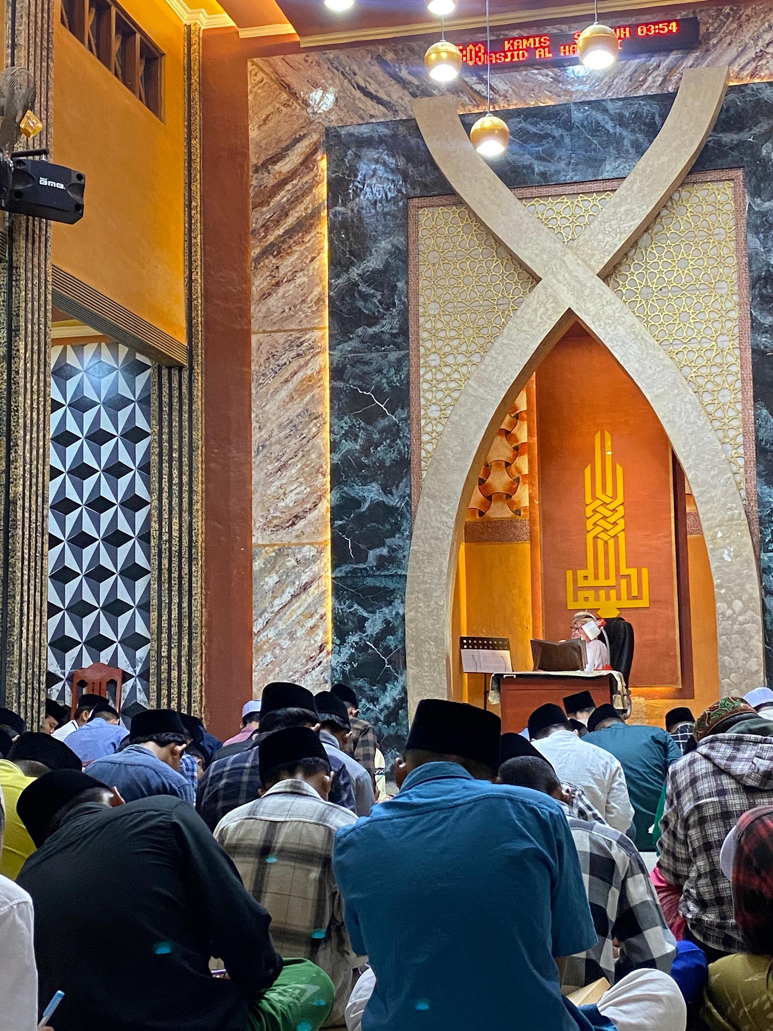 KHUSYUK: KH Imam Hasyim (depan) mengajar para santri Ponpes At-Taufiqiyah, Desa Aengbaja Raja, Kecamatan Bluto, Sumenep.  (PONPES AT-TAUFIQIYAH UNTUK JPRM)