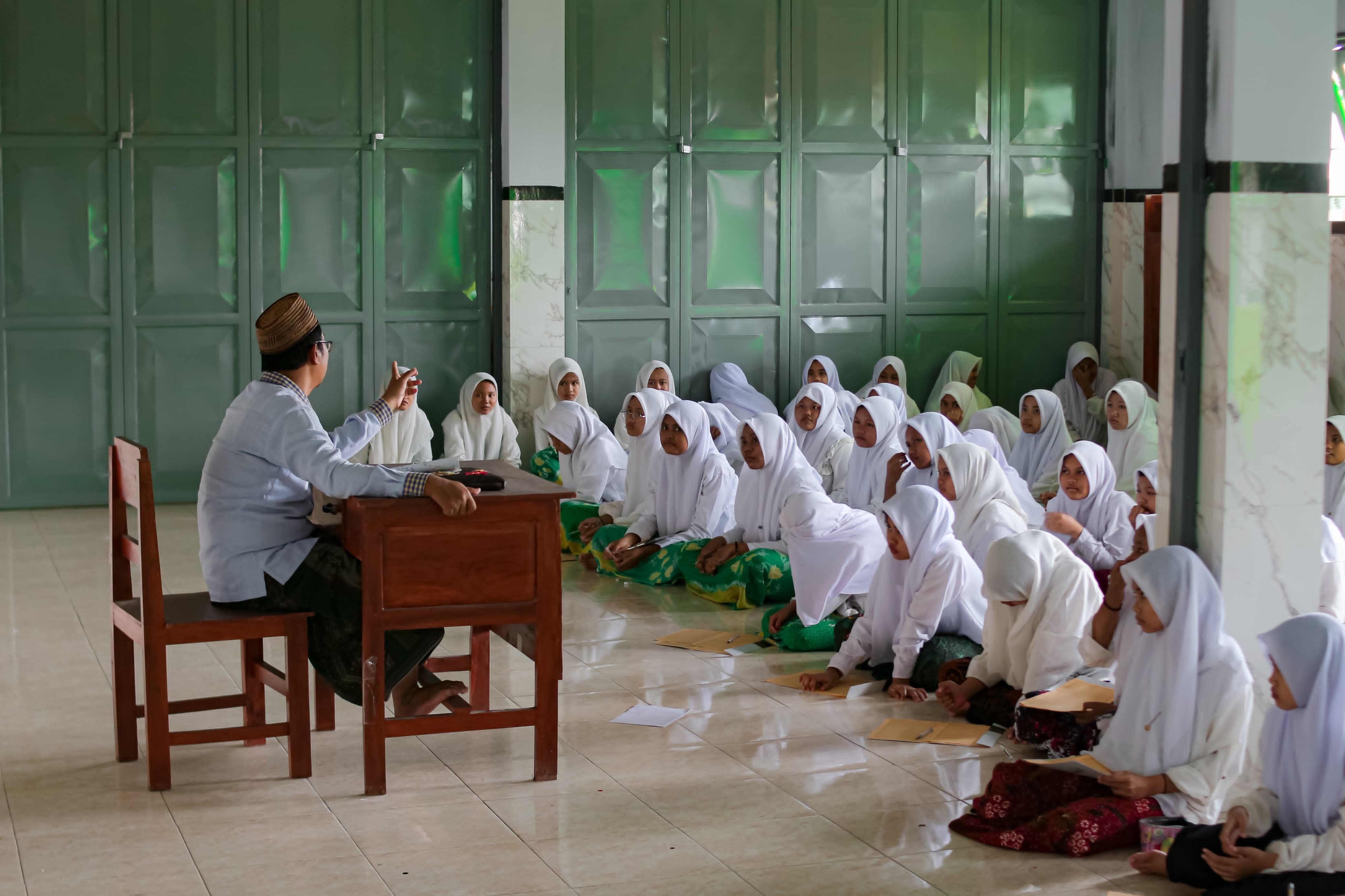 MENYIMAK: Santri putri mendengarkan materi yang disampaikan guru Ponpes At-Taufiqiyah Desa Aengbaja Raja, Kecamatan Bluto, Sumenep. (PONPES AT-TAUFIQIYAH UNTUK JPRM)