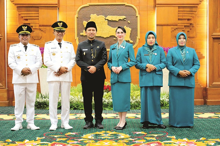 SAHAJA: Bupati KH Kholilurrahman dan Wabup Sukriyanto berfoto bersama Wagub Jatim Emil Elestianto Dardak (songkok hitam) setelah pelantikan di Gedung Negara Grahadi, Surabaya, Rabu (19/3).