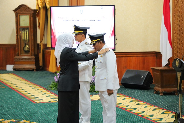 SAH: Gubernur Jatim Khofifah Indar Parawansa memasangkan pangkat ke pundak Wabup Pamekasan Sukriyanto dalam pelantikan di Gedung Negara Grahadi, Surabaya, Rabu (19/3). (PROKOPIM UNTUK JPRM)