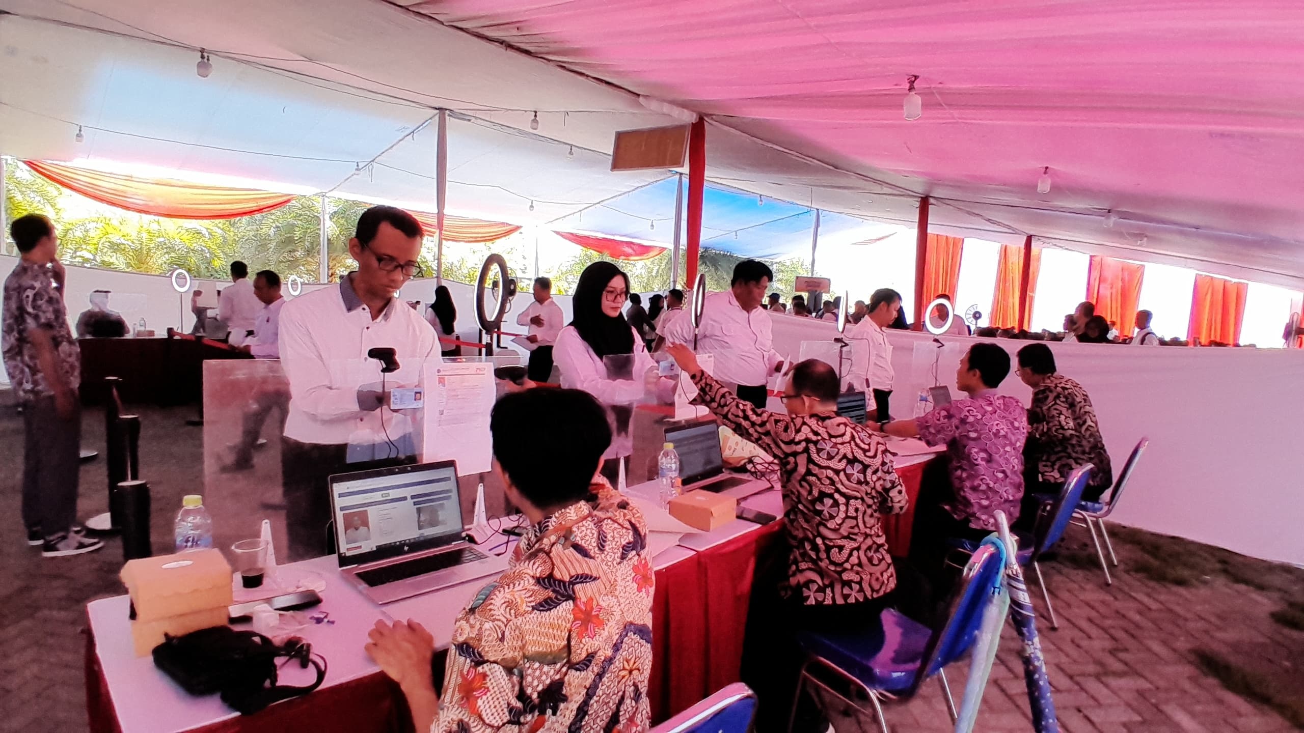 TUNGGU GILIRAN: Peserta seleksi PPPK 2024 tahap satu melakukan registrasi di Gedung Prima Jaya Abadi, Pamekasan, Selasa (3/12). (M. KHOLIL RAMLI/JPRM)