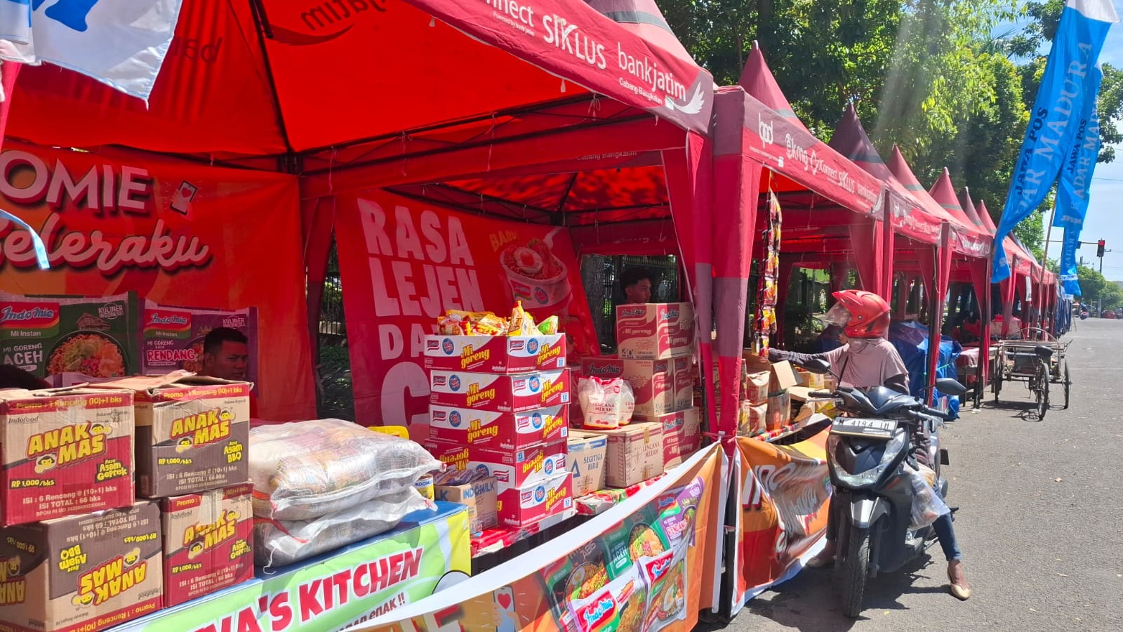 HARI TERAKHIR: Warga membeli kebutuhan pokok di pasar murah Bangkalan. Jalan Letnan Abdullah, Kamis (20/3). (IMAMUDIN/JPRM)