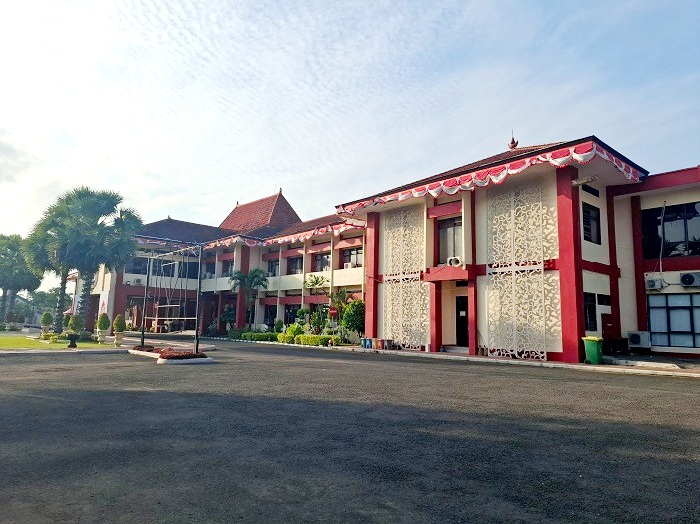 MEGAH: Suasana kantor Pemkab Sumenep yang berlokasi di Jalan Dr Cipto, Desa Kolor, Kecamatan Kota, Rabu (19/3). (MOH. IQBAL/JPRM)