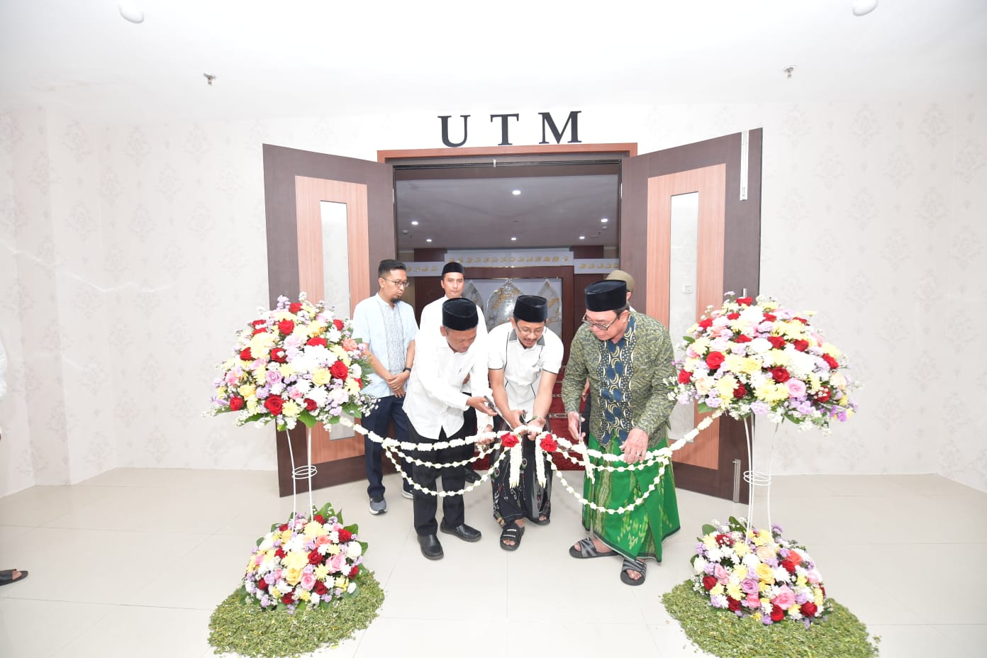 SIMBOLIS: Dari kiri, Rektor UTM Prof. Dr. Safi