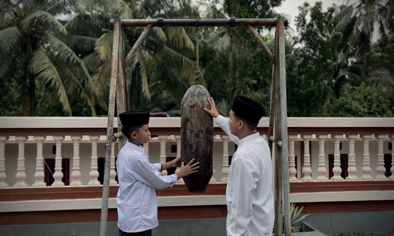 BERSEJARAH: Santri melihat selongsong bom di area Ponpes Al-Falah Sumber Gayam, Senin (10/3). (FAHMI JALIL/JPRM)